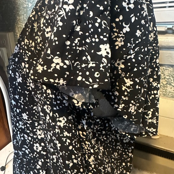 GAP Black and White Floral Button Down Shirt - Picture 3 of 4